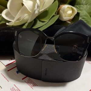 🔥Prada Black Sunglasses w/ Case